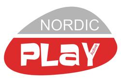 Keinuteline, mukana 1 musta keinuistuin, 1 musta trapetsikeinu ja keinukiinnikkeet NORDIC PLAY