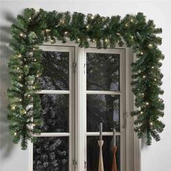 Jouluk&ouml;ynn&ouml;s 270 cm LED -valoilla ja lumella 