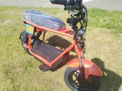 e Manki Orange ruskealla istuimella. Esittelylaite 1kpl