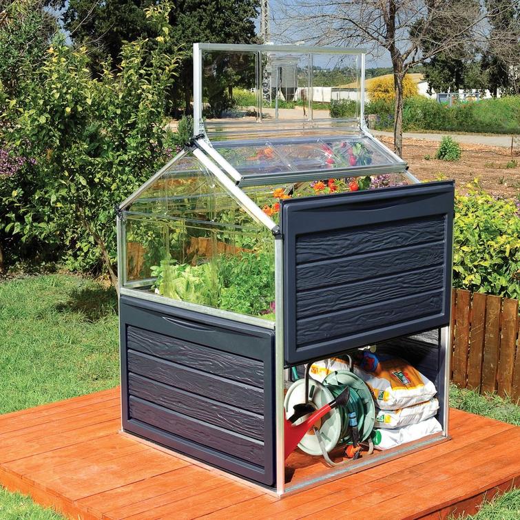 Kasvihuone s&auml;ilytystilalla, PALRAM.