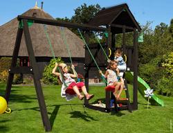 Jungle Gym Club leikkitorni ja Swing Module X'tra sek&auml; liukum&auml;ki, mustaksi petsattu. 