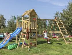 Jungle Gym Safari sek&auml; kiipeilymoduuli, kaksi keinua ja sininen liukum&auml;ki.