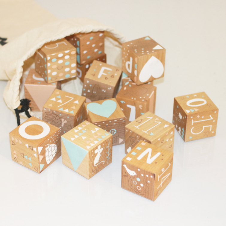 Puupalikat kuvilla ja numeroilla lapsille 16kpl, pyökkiä. Sis. säilytyspussi