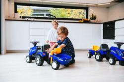 Falk baby New Holland lasten traktori, peräkärryllä, haravalla ja lapiolla. 1-3v.